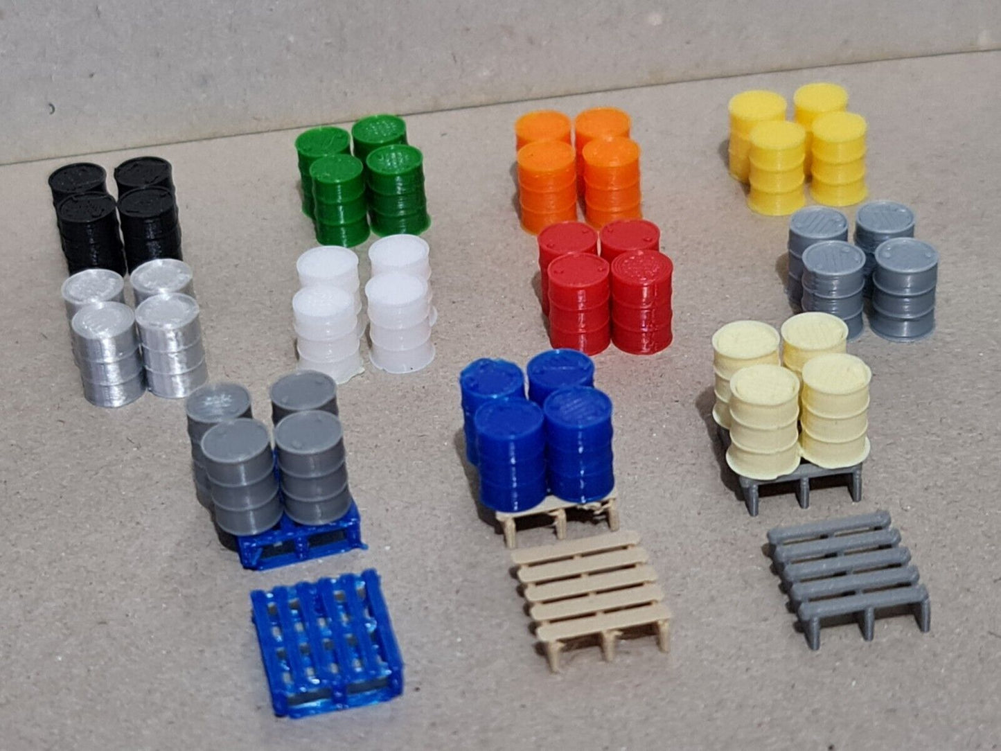Oil Drum Barrels New 40 Pack + 10 Pallets OO Gauge 1:76 Model Railway