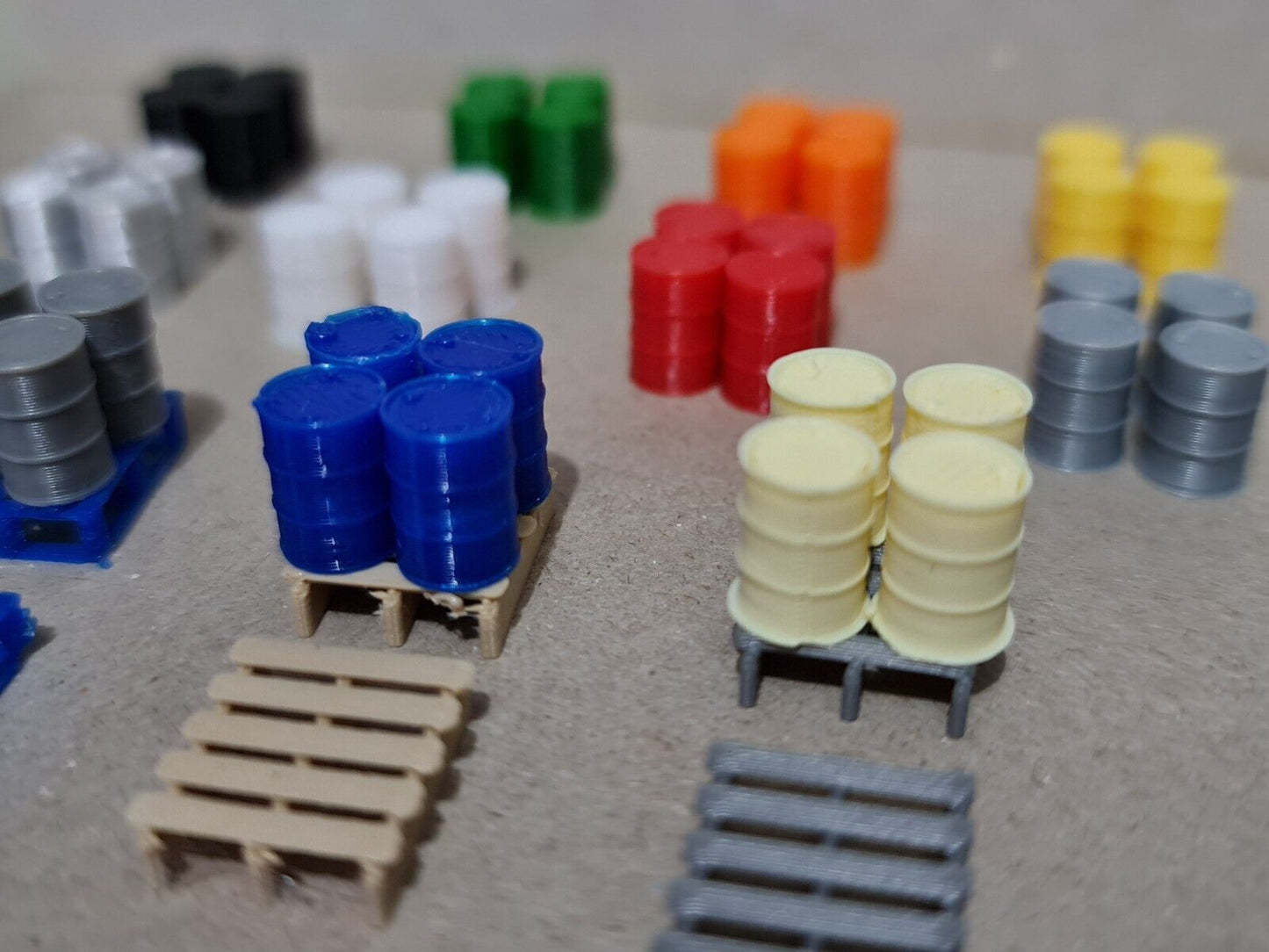 Oil Drum Barrels New 40 Pack + 10 Pallets OO Gauge 1:76 Model Railway