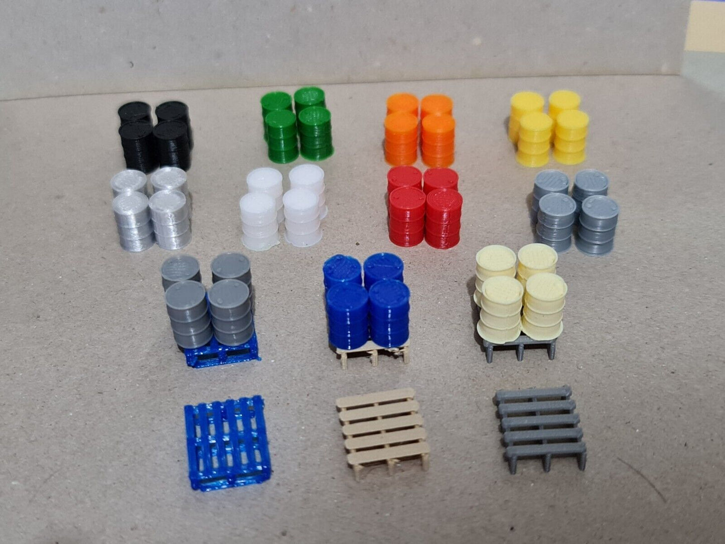 Oil Drum Barrels New 40 Pack + 10 Pallets OO Gauge 1:76 Model Railway