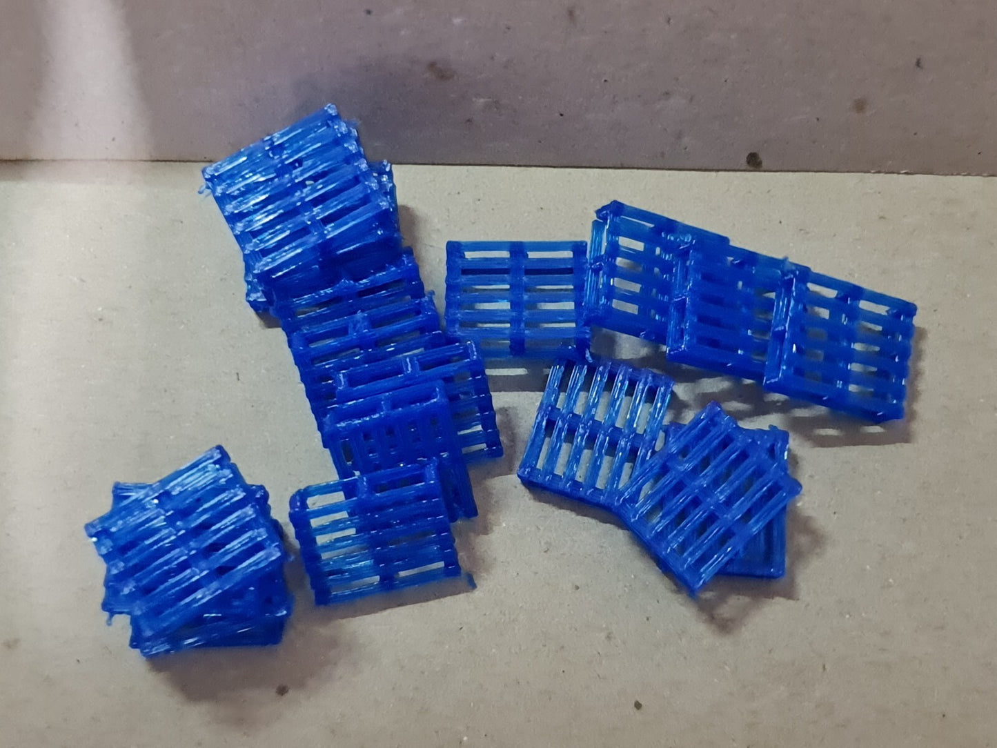 New Chep Blue Pallets OO Gauge 1:76 Scale Models Train Railway (20 Pack)