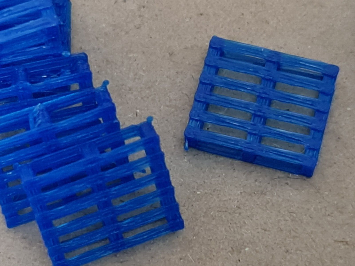 New Chep Blue Pallets OO Gauge 1:76 Scale Models Train Railway (20 Pack)
