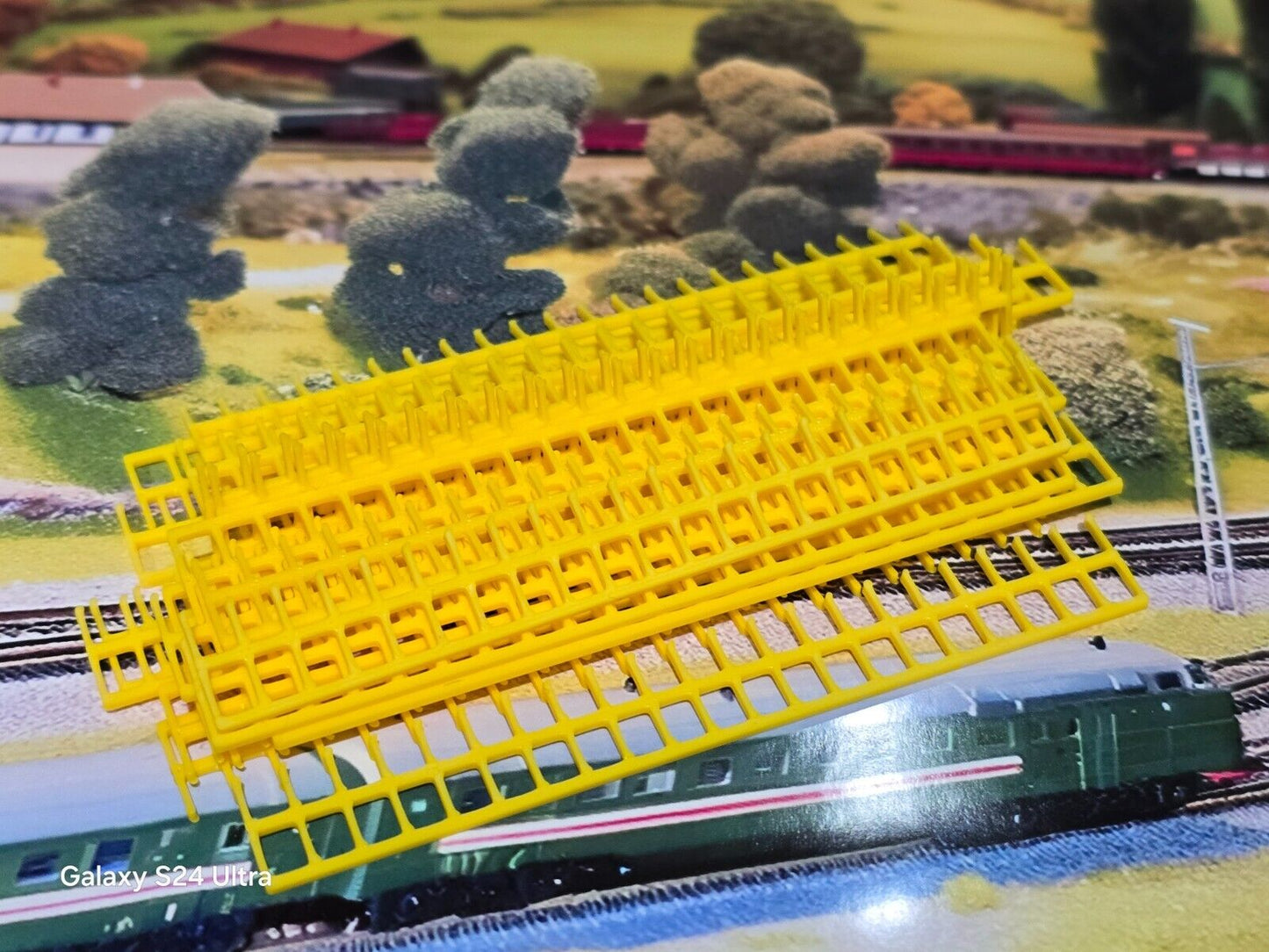 Fencing Railings OO HO Gauge New 50 Pack Yellow 1:76 Scale Models Train Railway