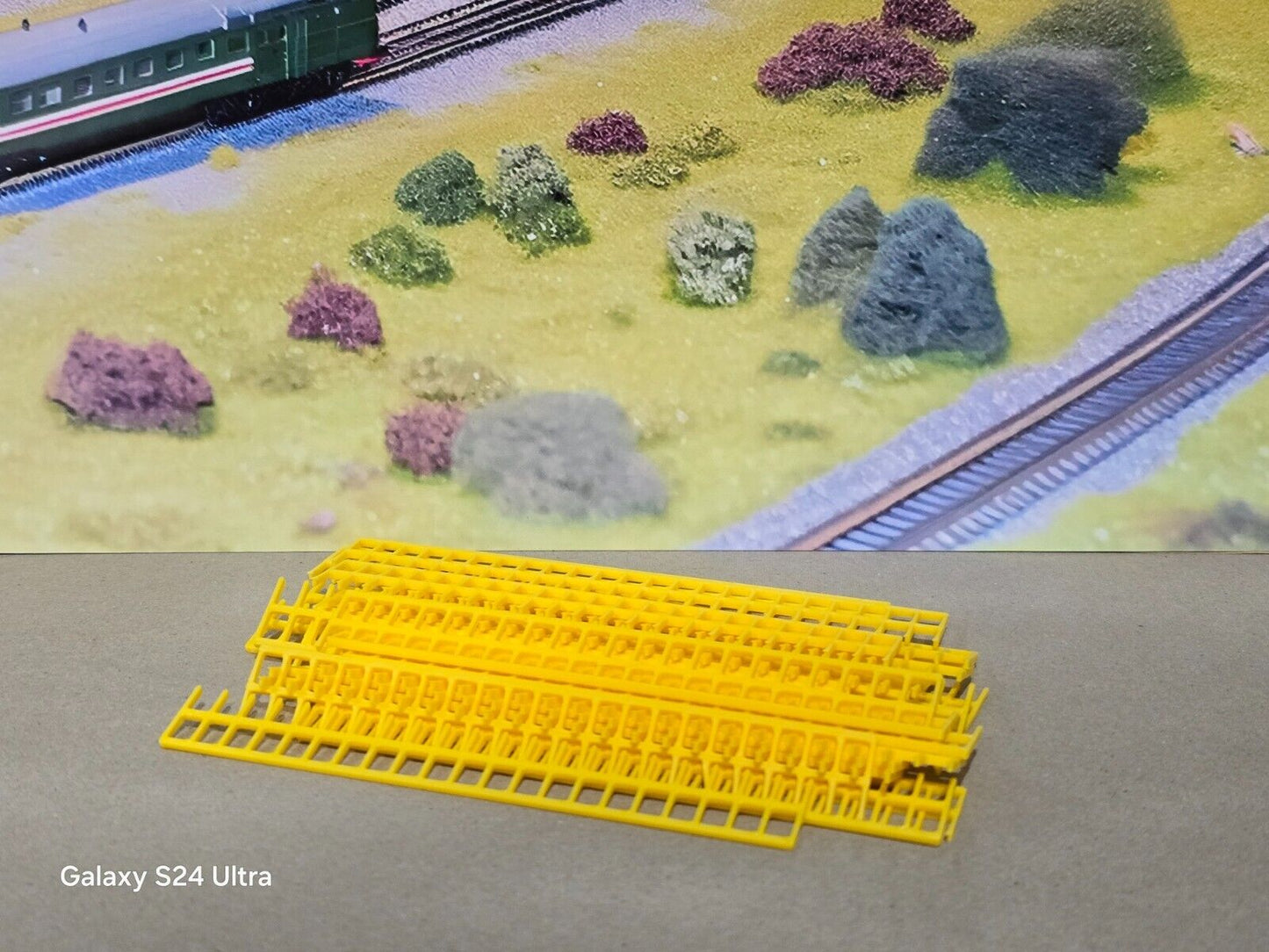 Fencing Railings OO HO Gauge New 25 Pack Yellow 1:76 Scale Models Train Railway