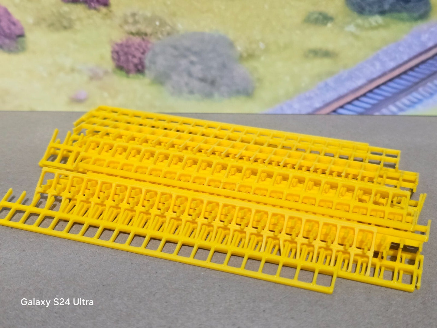 Fencing Railings OO HO Gauge New 25 Pack Yellow 1:76 Scale Models Train Railway