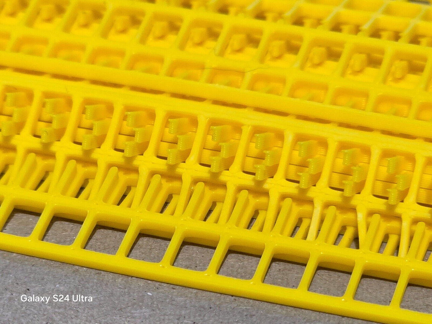 Fencing Railings OO HO Gauge New 25 Pack Yellow 1:76 Scale Models Train Railway