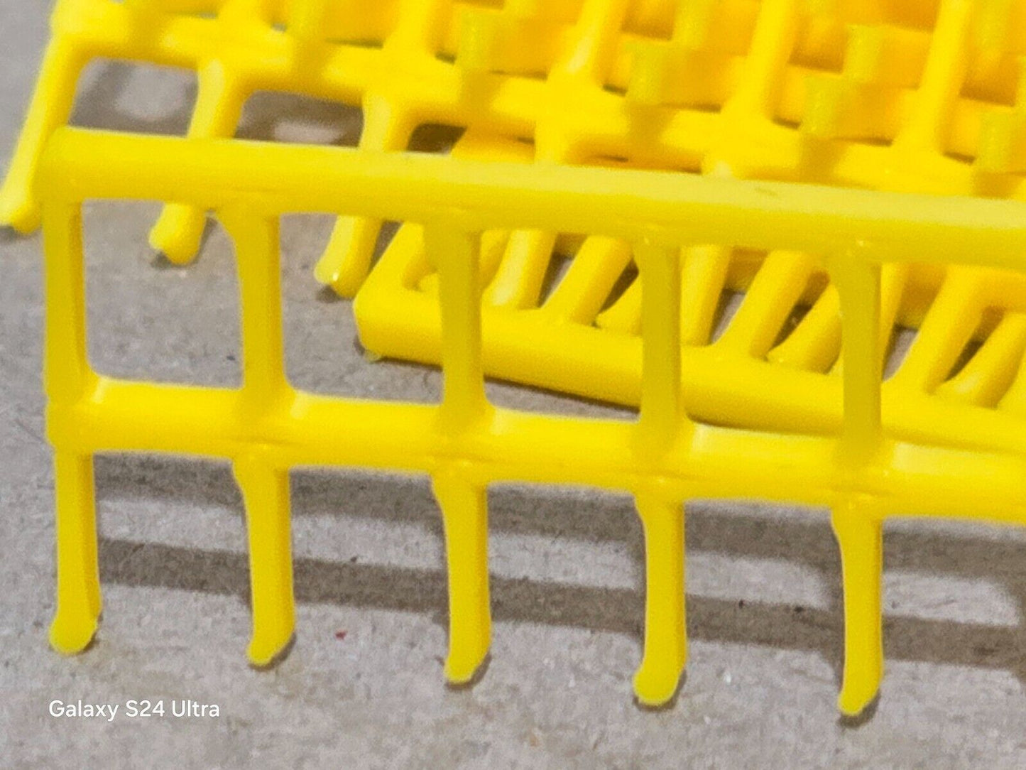 Fencing Railings OO HO Gauge New 25 Pack Yellow 1:76 Scale Models Train Railway