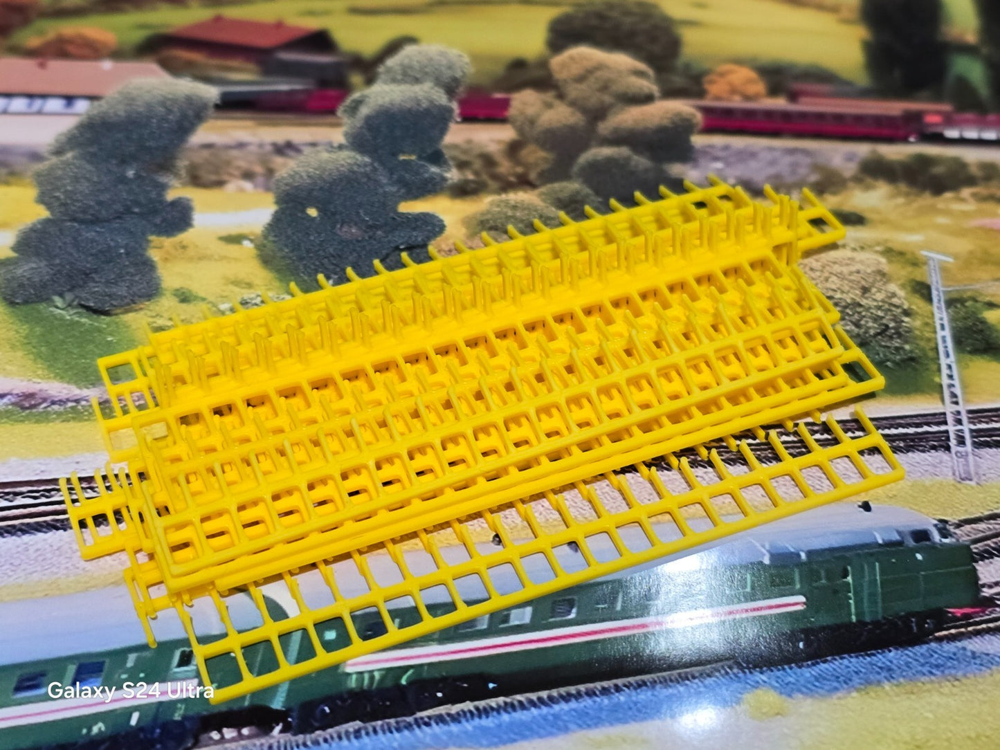 Fencing Railings OO HO Gauge New 25 Pack Yellow 1:76 Scale Models Train Railway