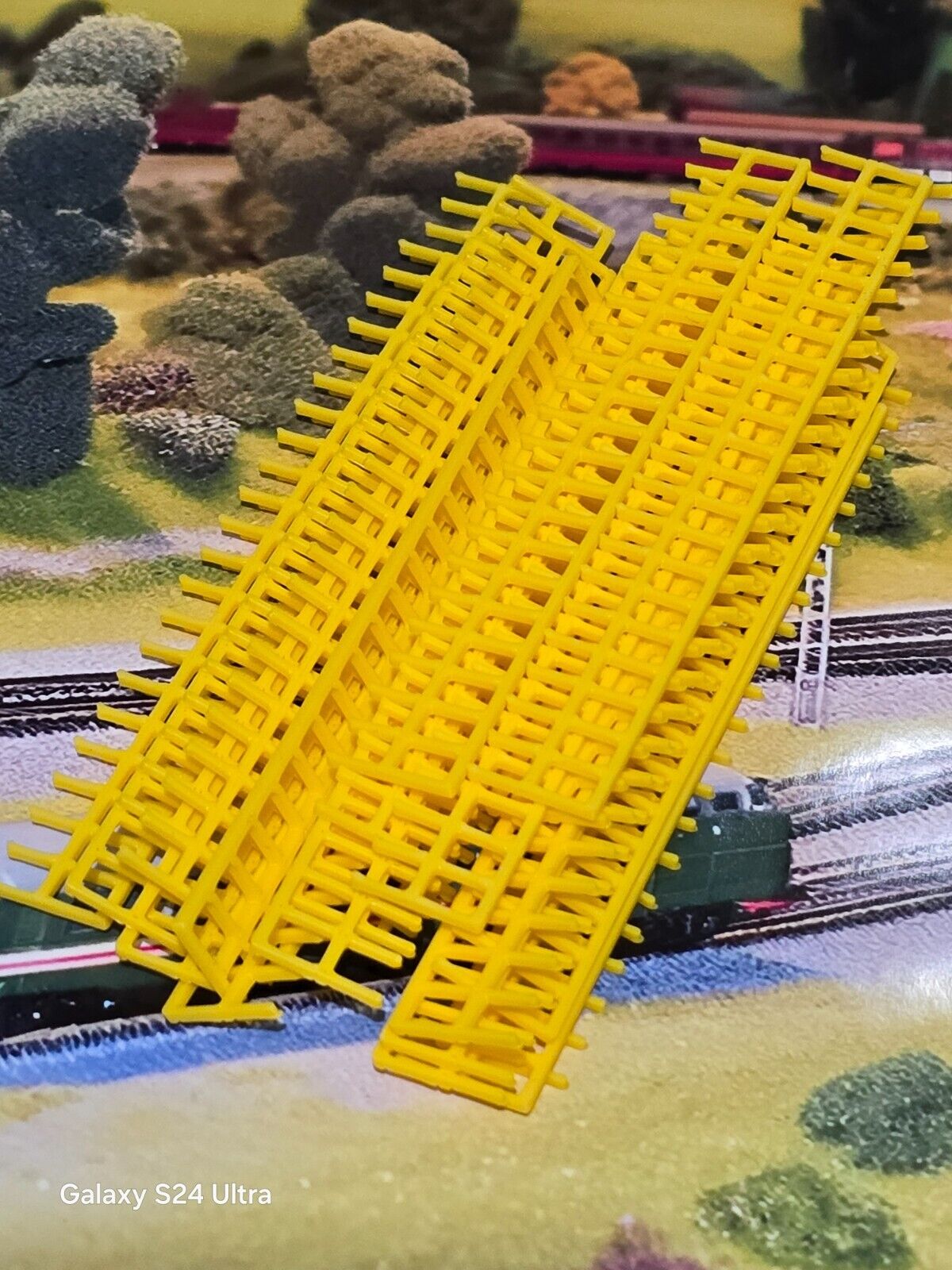 Fencing Railings OO HO Gauge New 25 Pack Yellow 1:76 Scale Models Train Railway