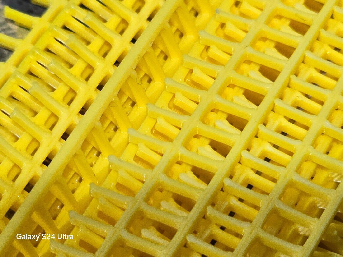 Fencing Railings OO HO Gauge New 25 Pack Yellow 1:76 Scale Models Train Railway