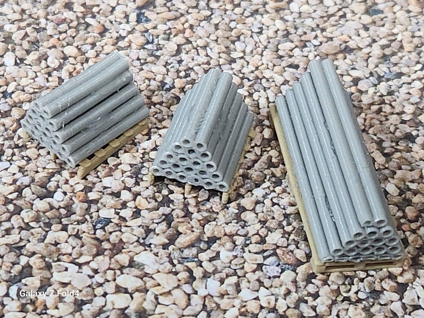 1:76 Scale OO Gauge Model Railway Pallets with Pipes Scenery and Accessories
