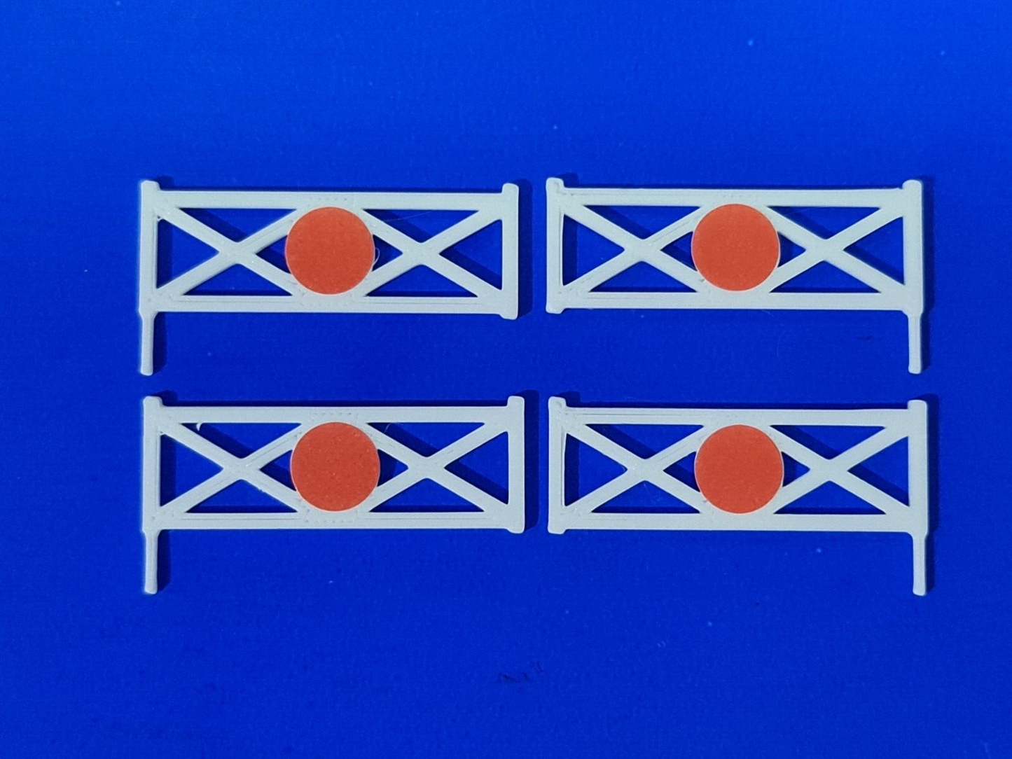 New 4 Pack (2 pairs) White OO/HO Gauge Level Crossing Gates 1:76 Scale