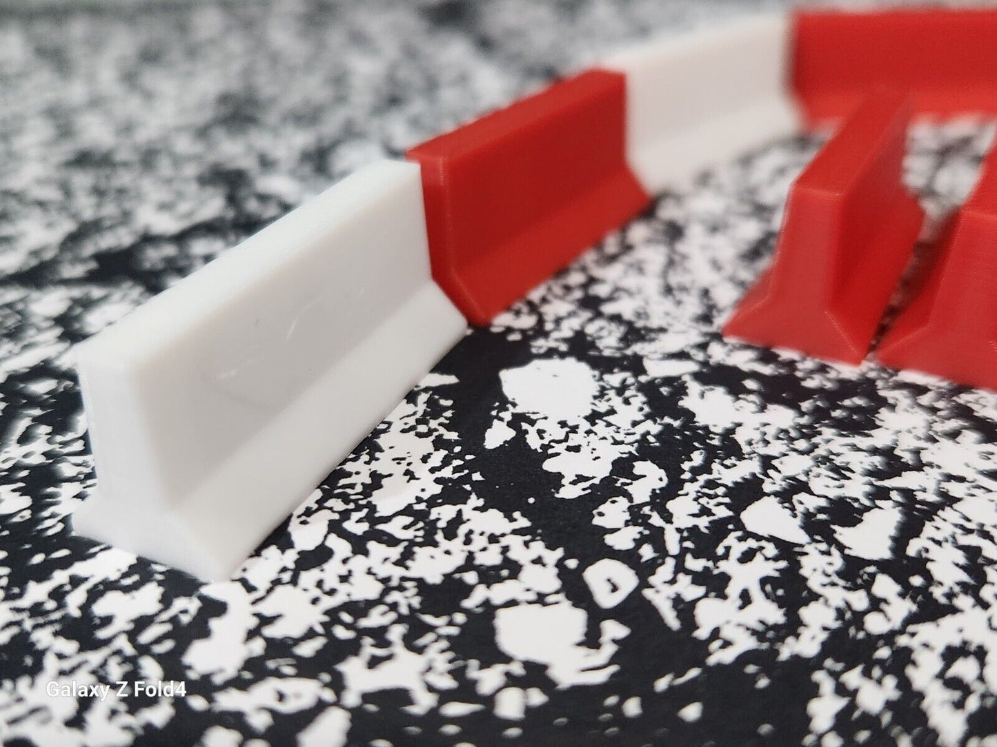 New 12 x Red & White Jersey Barriers OO Gauge 1:76 Scale Models Train Railway