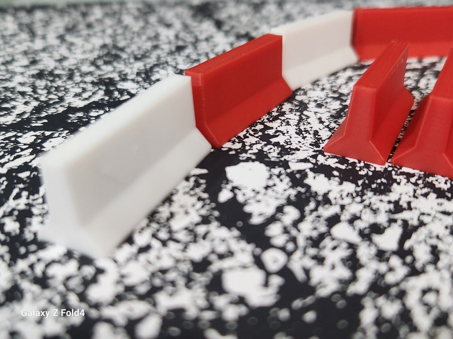 New 12 x Red & White Jersey Barriers OO Gauge 1:76 Scale Models Train Railway