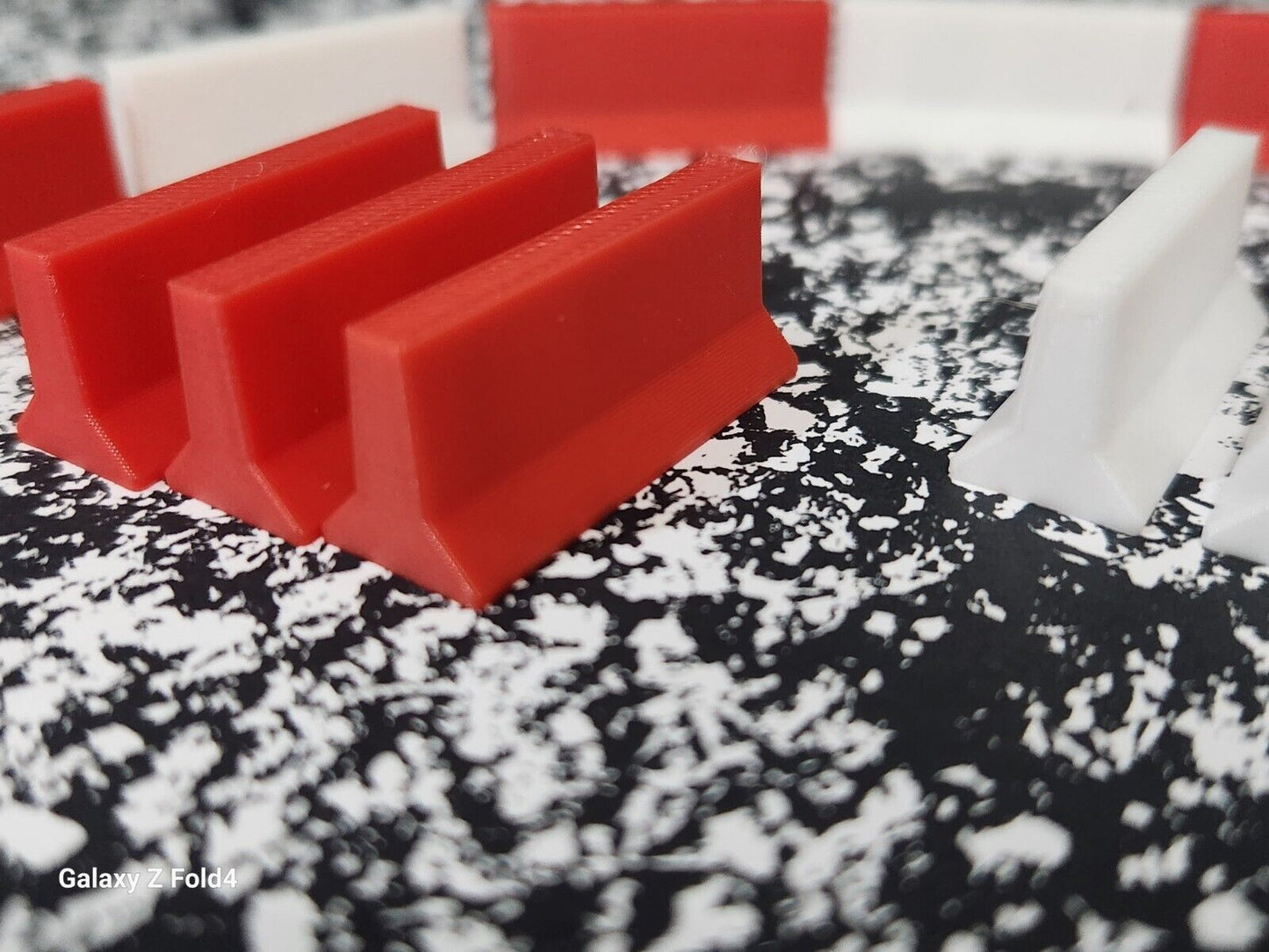New 12 x Red & White Jersey Barriers OO Gauge 1:76 Scale Models Train Railway