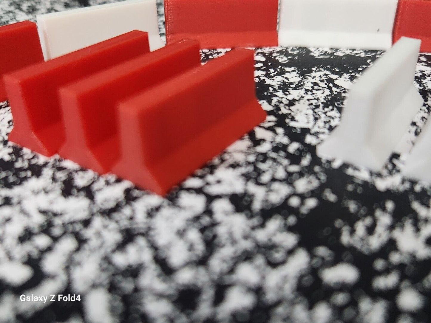 New 12 x Red & White Jersey Barriers OO Gauge 1:76 Scale Models Train Railway