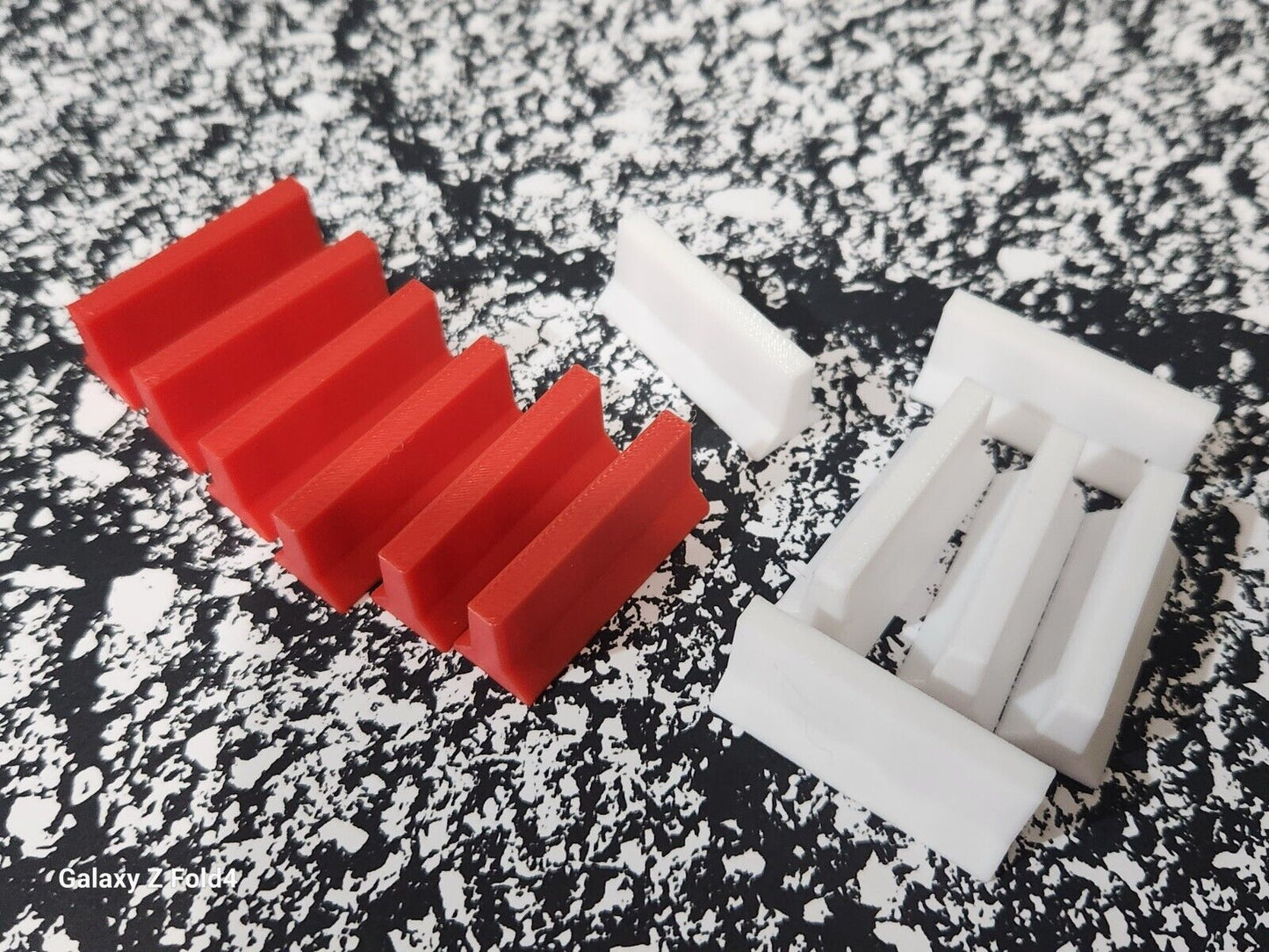 New 12 x Red & White Jersey Barriers OO Gauge 1:76 Scale Models Train Railway
