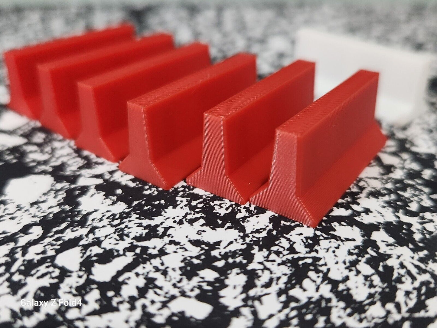 New 12 x Red & White Jersey Barriers OO Gauge 1:76 Scale Models Train Railway