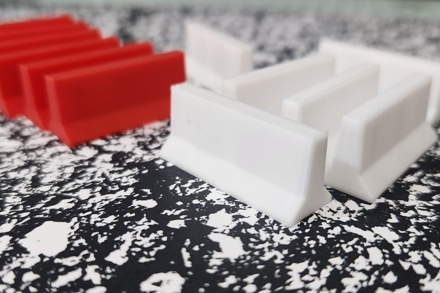 New 12 x Red & White Jersey Barriers OO Gauge 1:76 Scale Models Train Railway