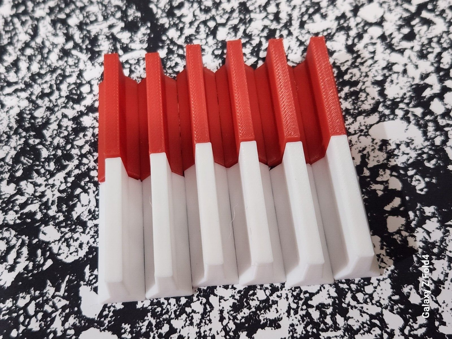New 12 x Red & White Jersey Barriers OO Gauge 1:76 Scale Models Train Railway