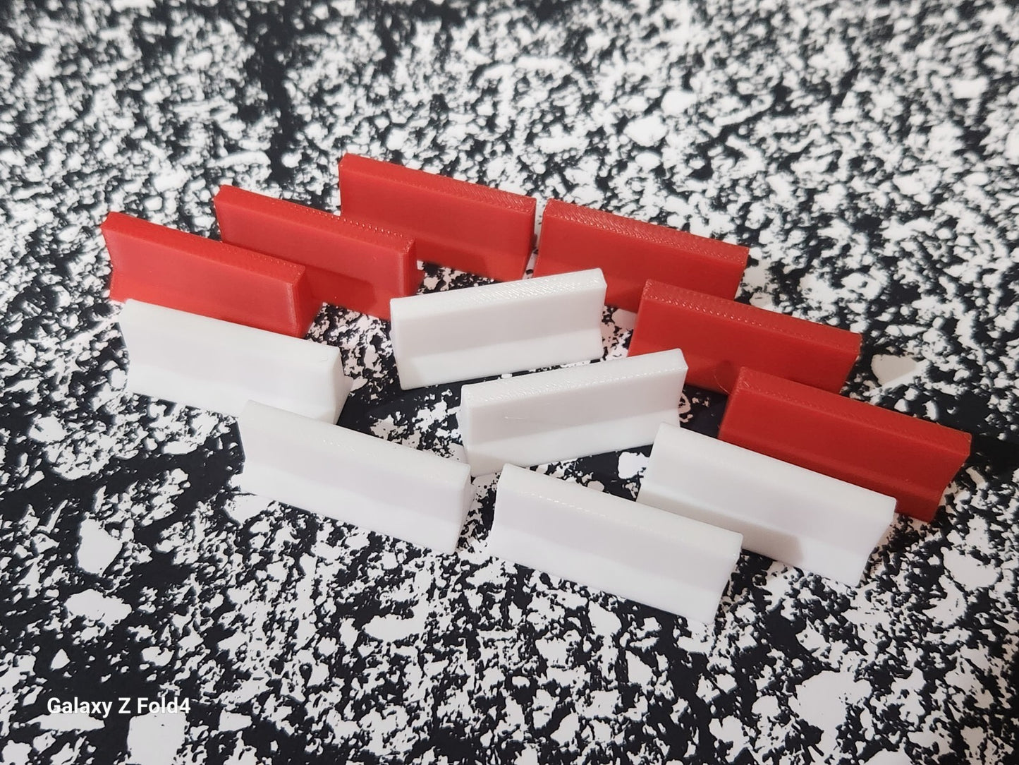 New 12 x Red & White Jersey Barriers OO Gauge 1:76 Scale Models Train Railway