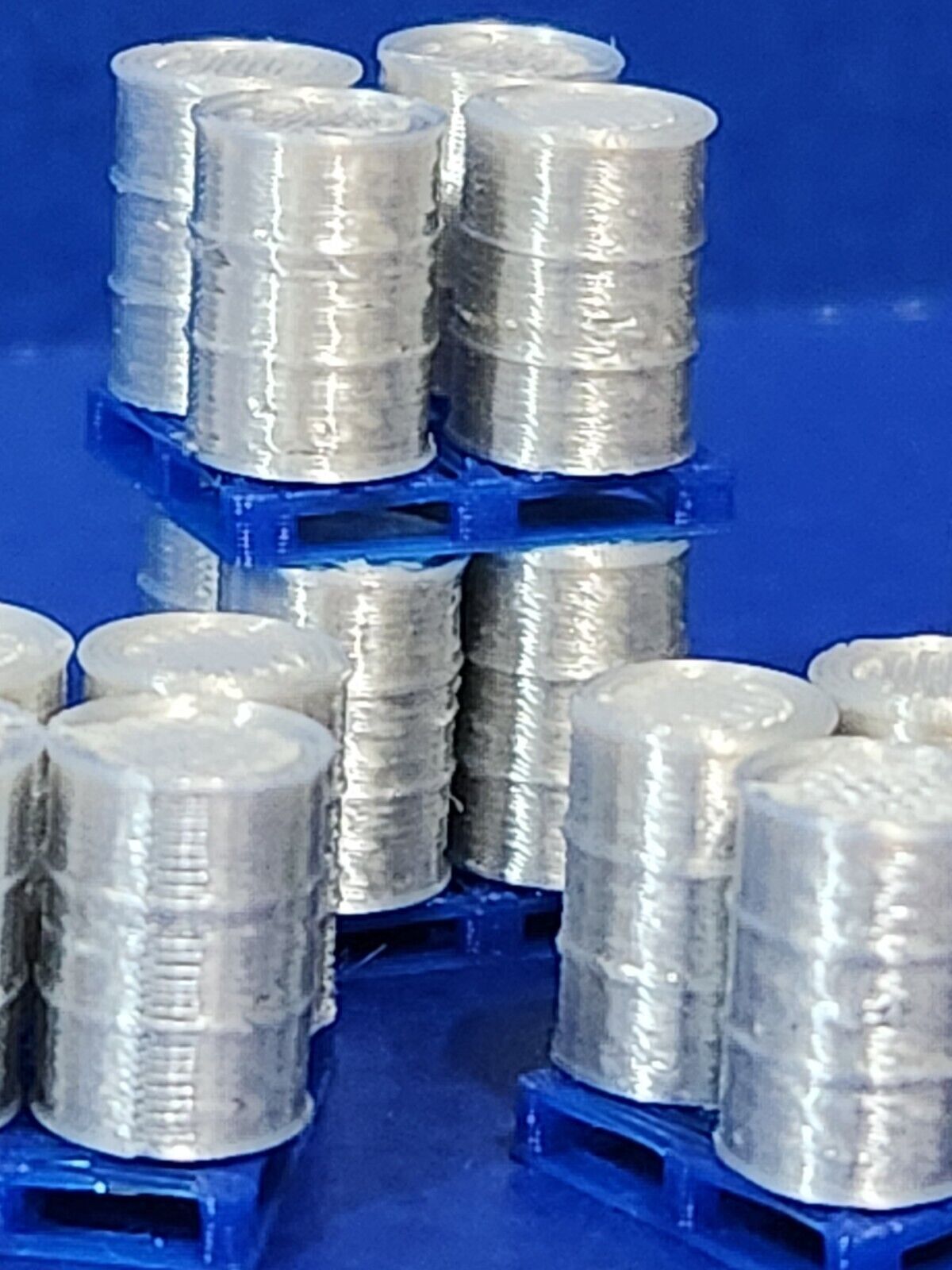 Oil Drum Barrels OO Gauge Aluminium 24 Pack + 10 Chep Blue Pallets Model Railway