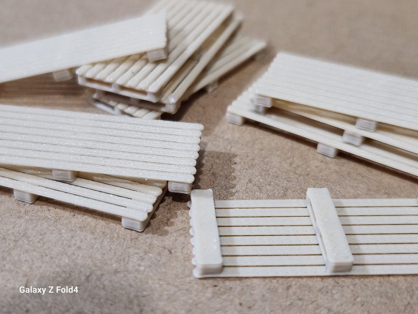 New OO HO Gauge 10pc 2.4m Large Wooden Pallets Model Train Railway Freight 1:76