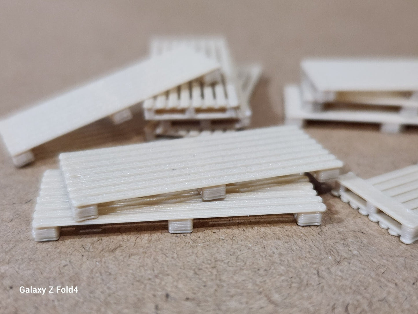 New OO HO Gauge 10pc 2.4m Large Wooden Pallets Model Train Railway Freight 1:76