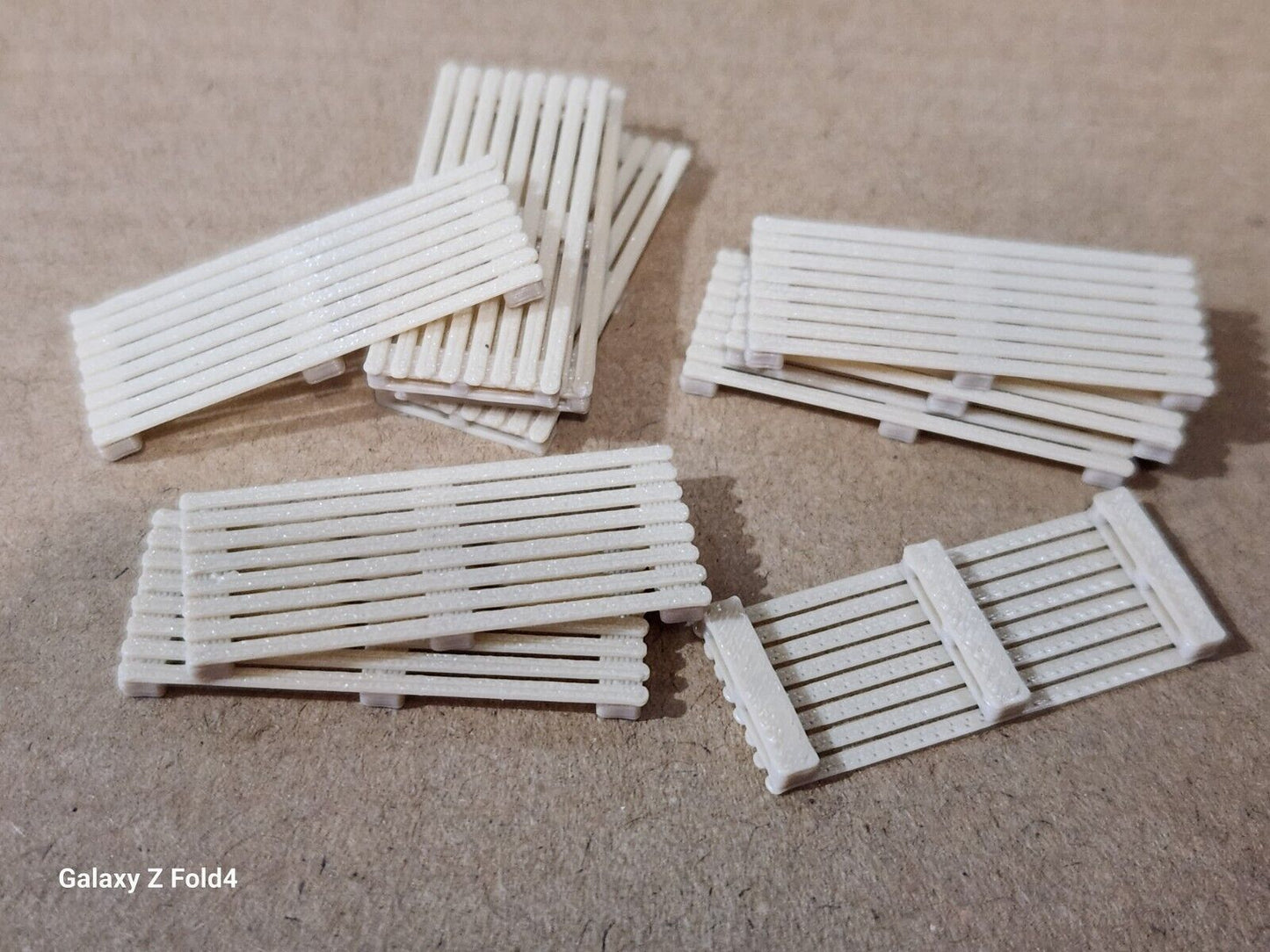 New OO HO Gauge 10pc 2.4m Large Wooden Pallets Model Train Railway Freight 1:76