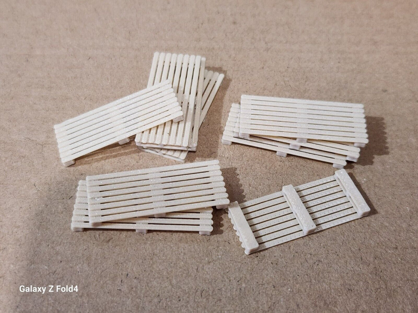 New OO HO Gauge 10pc 2.4m Large Wooden Pallets Model Train Railway Freight 1:76