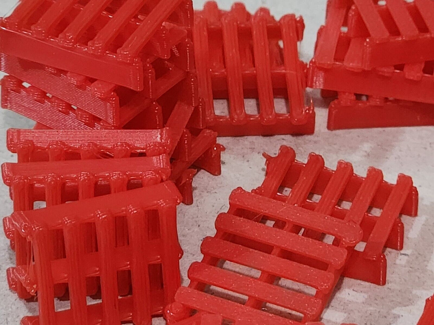 UK Red LPR La Palette Rouge Pallets Pack of 25 OO Gauge 1:76 Scale Model Railway
