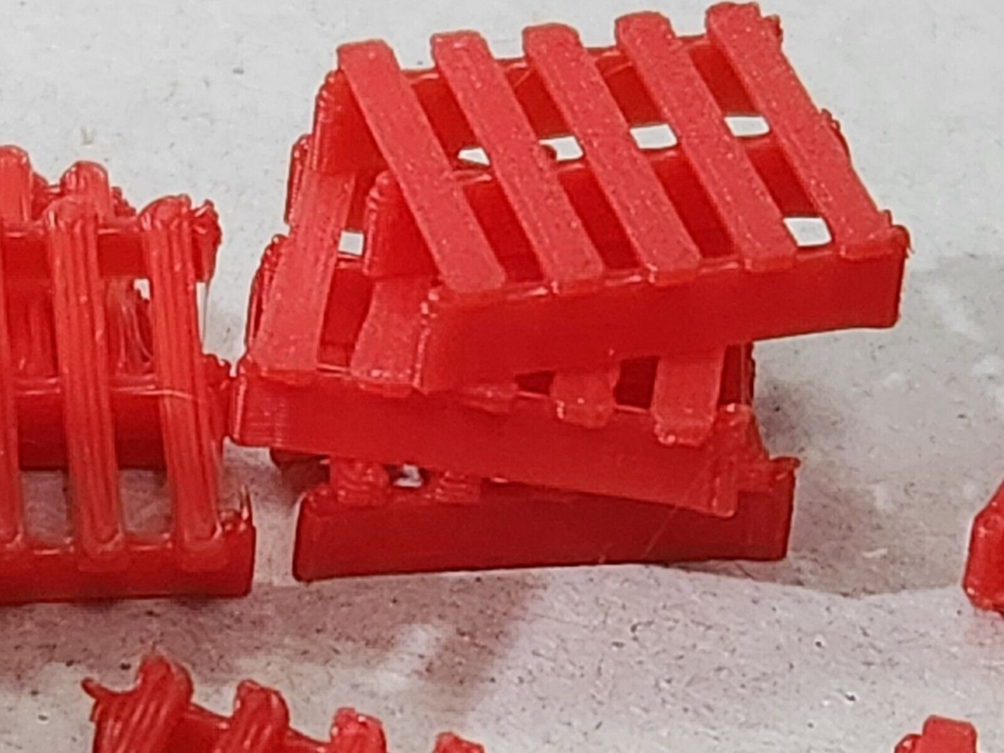 UK Red LPR La Palette Rouge Pallets Pack of 25 OO Gauge 1:76 Scale Model Railway