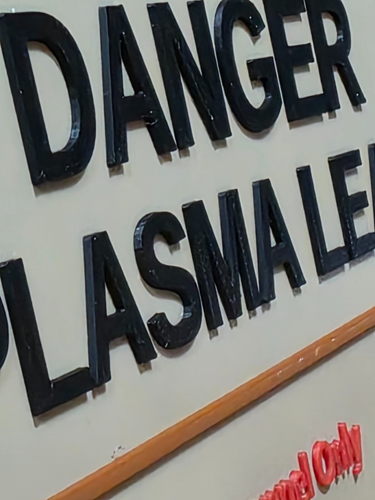 DANGER Plasma Leak Sign – Sci-Fi 3D Printed Door Plaque – Nerd Decor Geek Gift