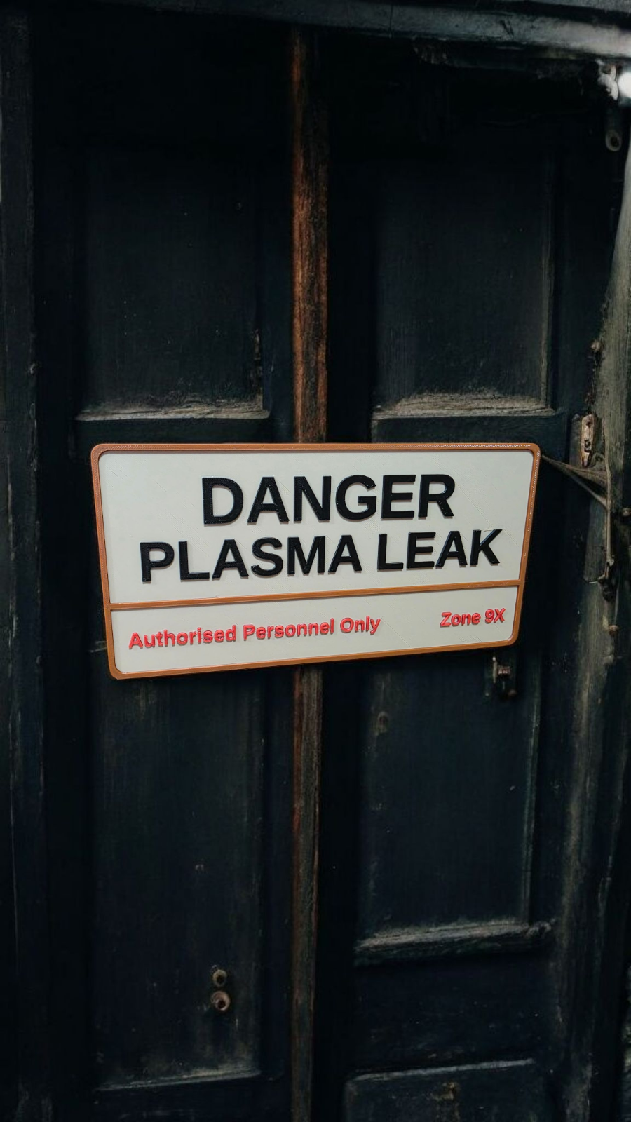 DANGER Plasma Leak Sign – Sci-Fi 3D Printed Door Plaque – Nerd Decor Geek Gift