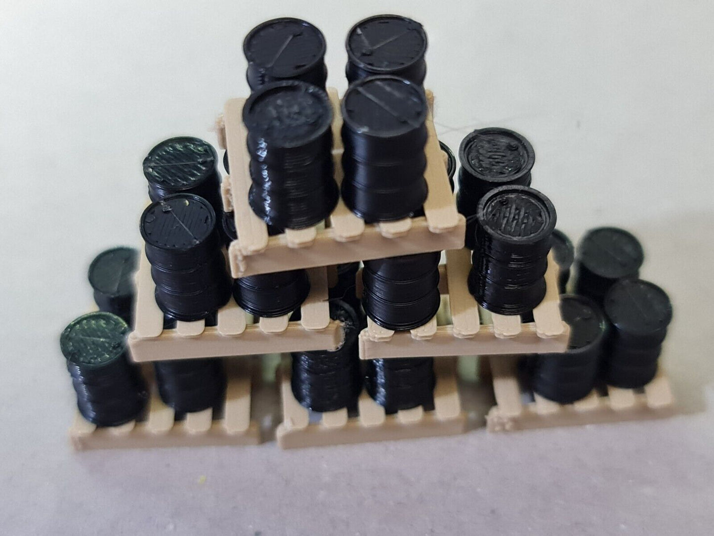 Oil Drum Barrels OO Gauge New Black 24 Pack + 6 Pallets 1:76 Scale Model Railway