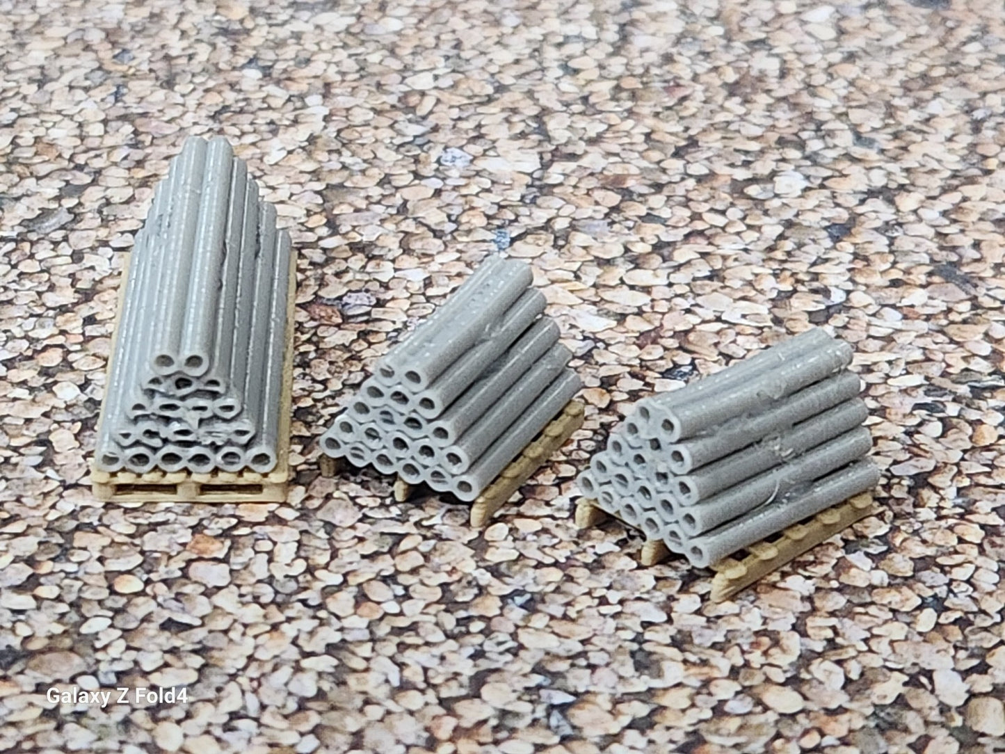 1:76 Scale OO Gauge Model Railway Pallets with Pipes Scenery and Accessories