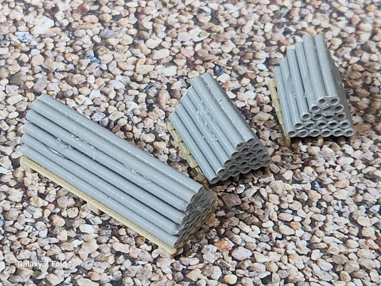 1:76 Scale OO Gauge Model Railway Pallets with Pipes Scenery and Accessories