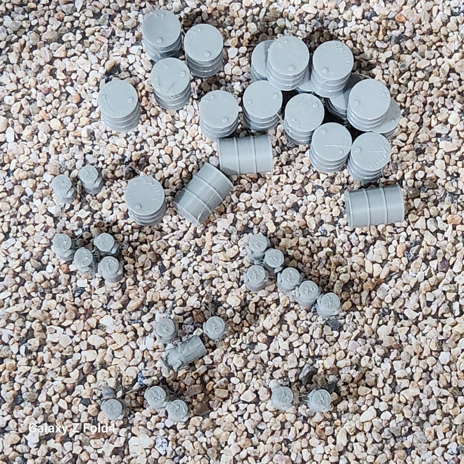New Light Grey Milk Churns 20 & Oil Drums 20 OO HO Gauge 1:76 Scale (40 pack)