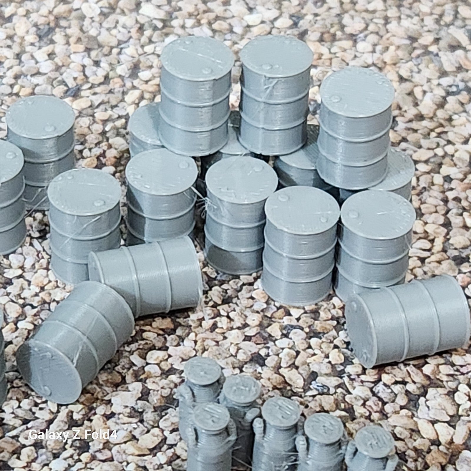 New Light Grey Milk Churns 20 & Oil Drums 20 OO HO Gauge 1:76 Scale (40 pack)