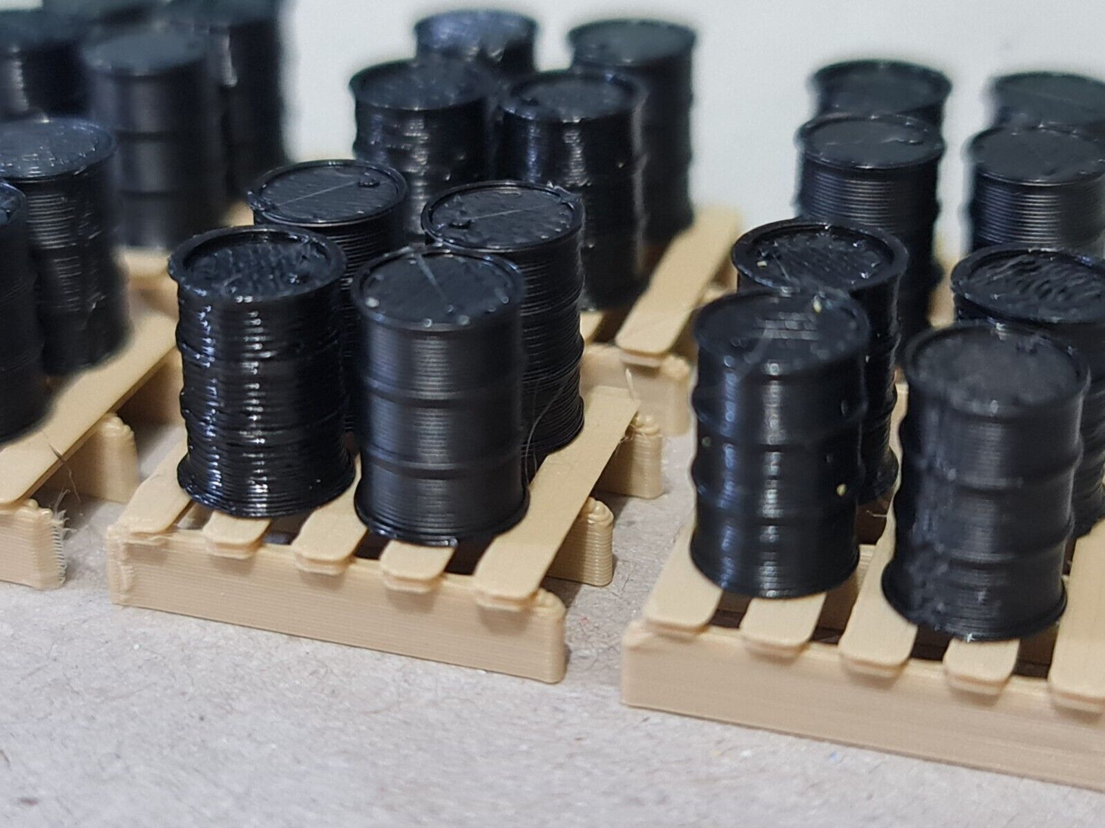 Oil Drum Barrels OO Gauge New Black 24 Pack + 6 Pallets 1:76 Scale Model Railway