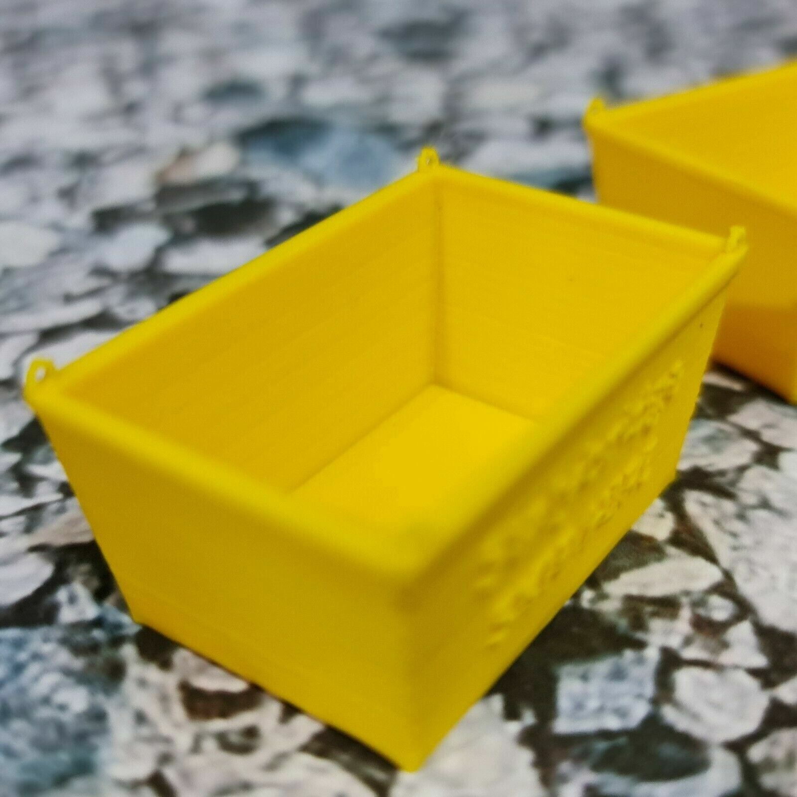 Pack of 2 Skips OO/HO Gauge 1:76 Model Railway Scenery