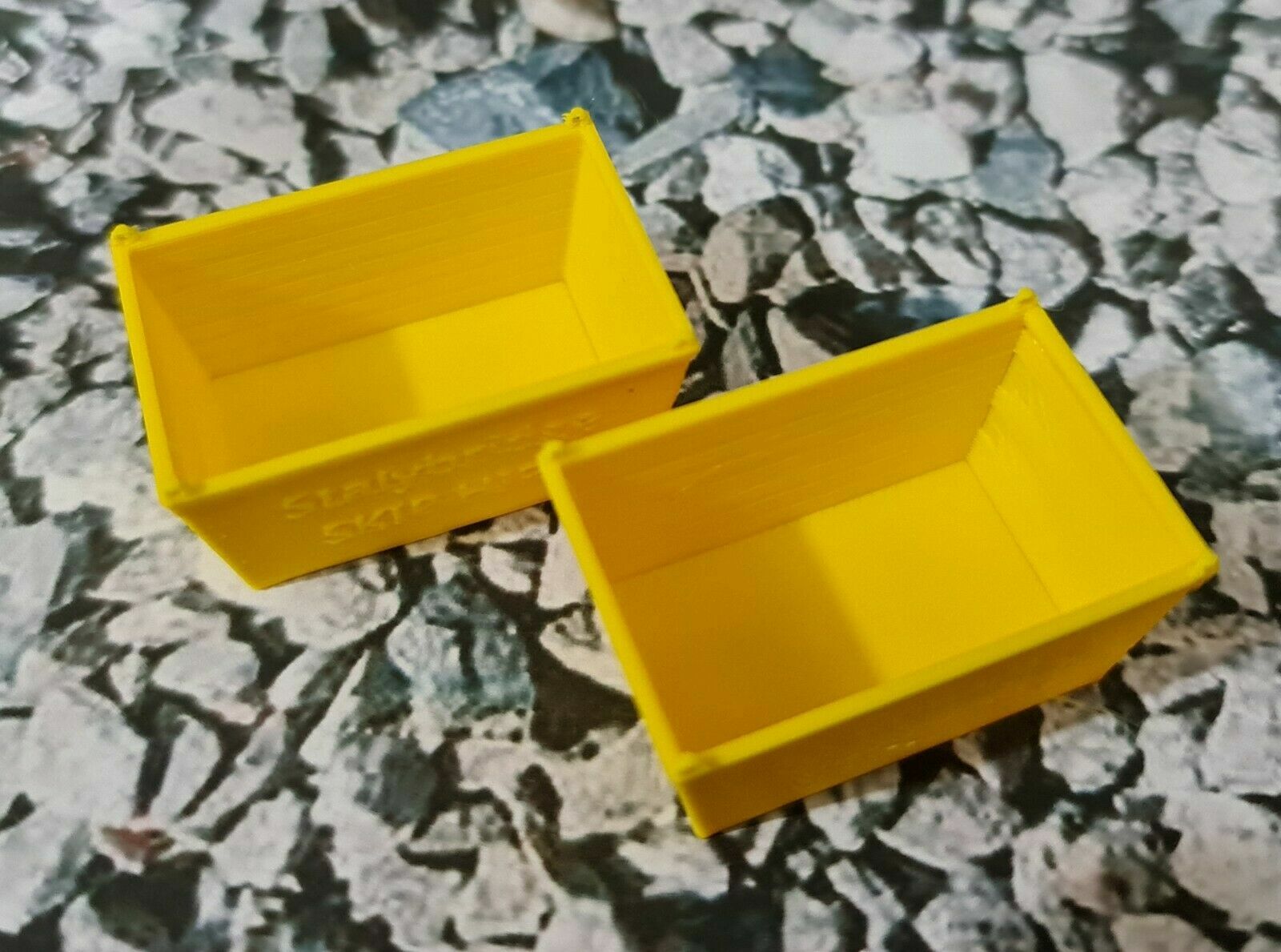 Pack of 2 Skips OO/HO Gauge 1:76 Model Railway Scenery