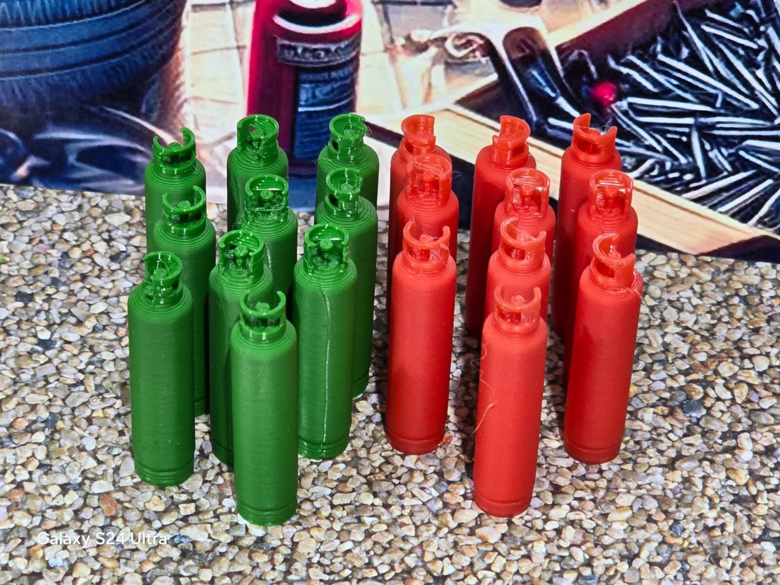 Pack of 20 1:35 Scale Green & Red Oxygen & Acetylene Large Gas Bottles