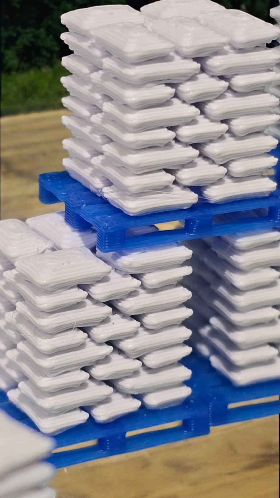 Pallets of white Sacks Blue pallet N Gauge 1:148 Scale Model Railway (6 Pack)
