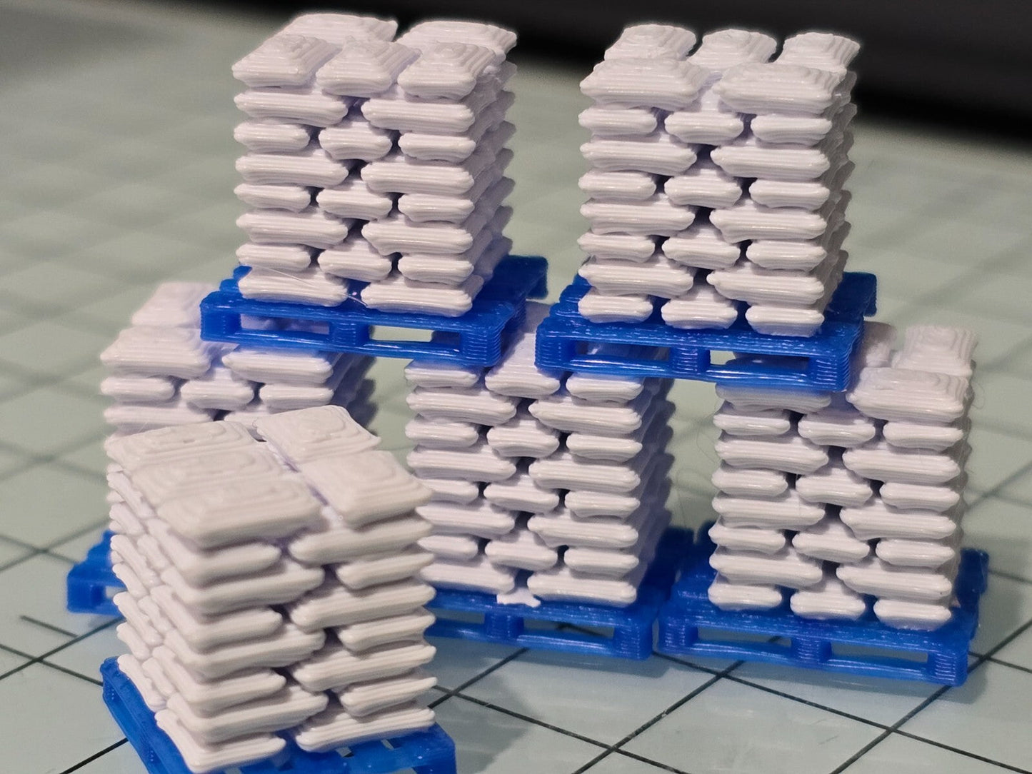 Pallets of white Sacks Blue pallet N Gauge 1:148 Scale Model Railway (6 Pack)