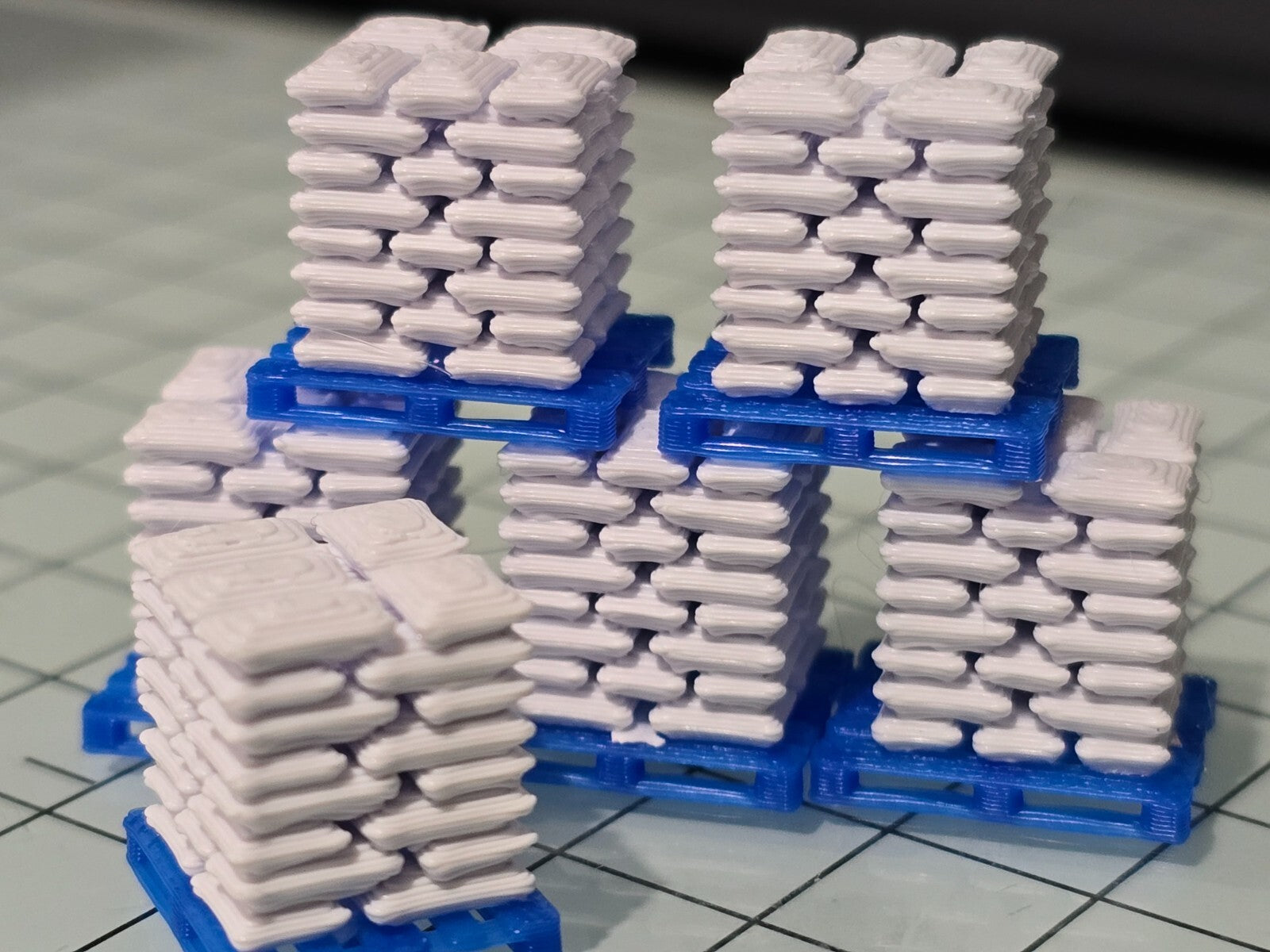 Pallets of white Sacks Blue pallet N Gauge 1:148 Scale Model Railway (6 Pack)
