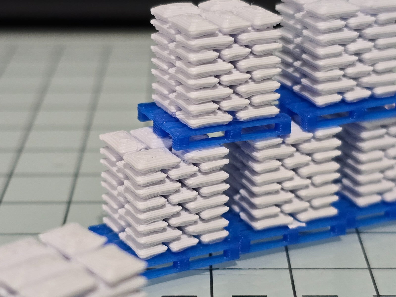 Pallets of white Sacks Blue pallet N Gauge 1:148 Scale Model Railway (6 Pack)